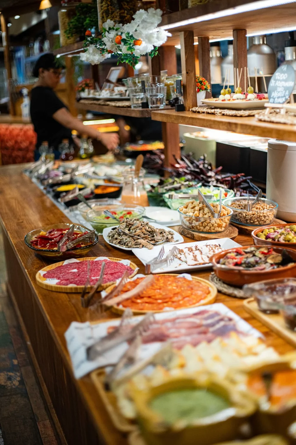 Mesa de buffet con entrantes y acompañamientos